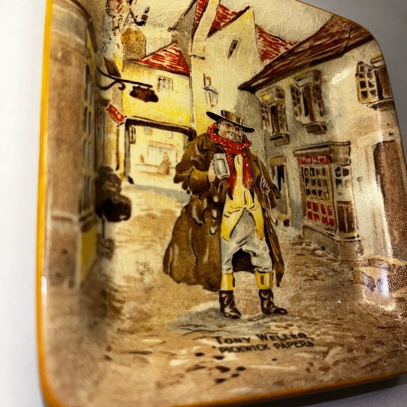 New Hall Hanley Staffordshire
Porcelain Trinket Dish Tony Weller
Pickwick Papers - Picture 3 of 10
